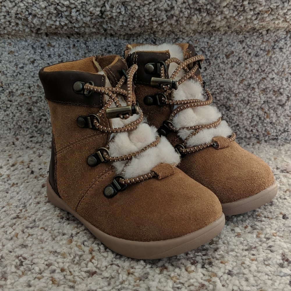 NWOT Ugg Boots, inside zip, tan suede, sz 7M